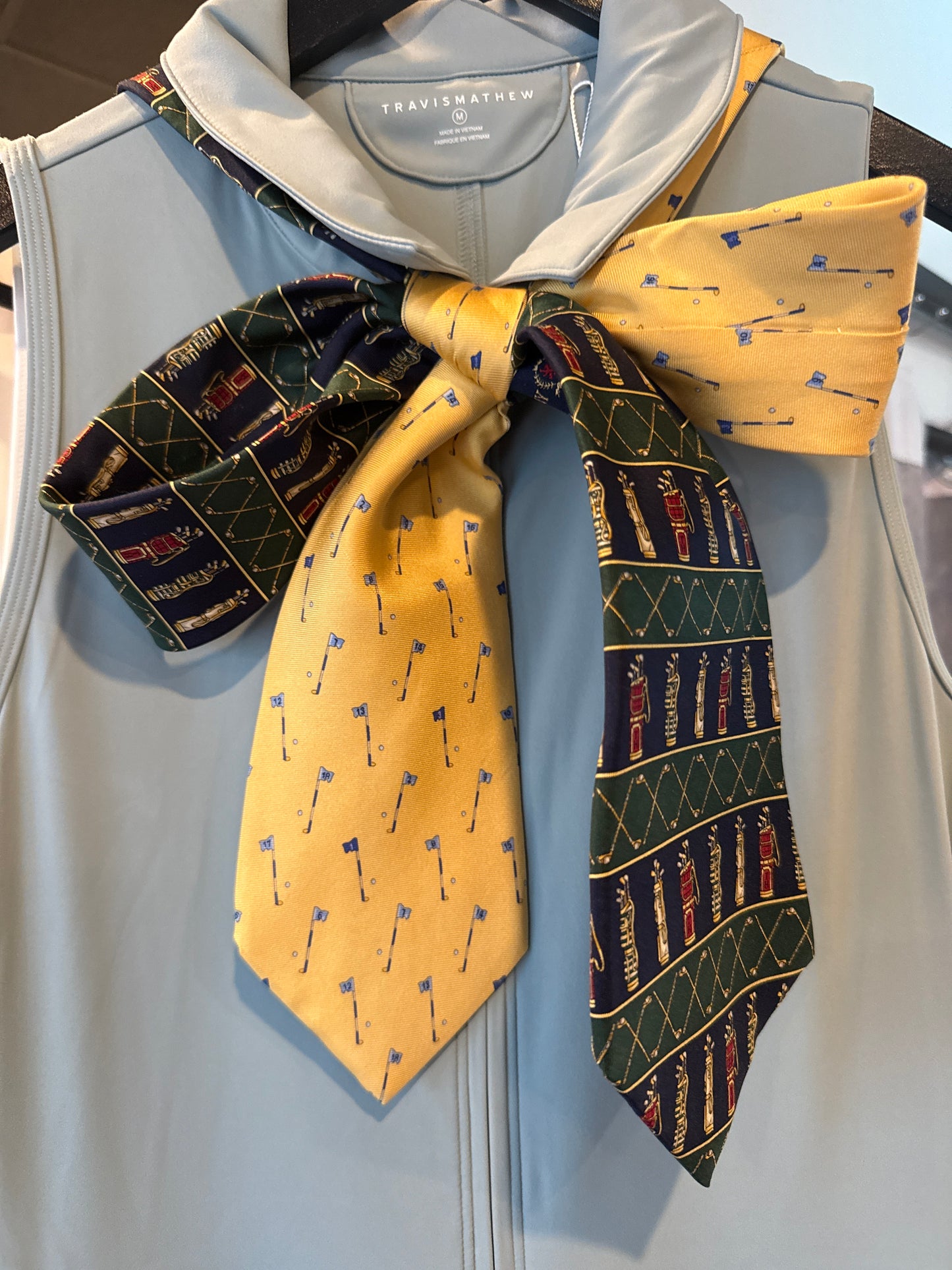 Yellow flags and navy/hunter green clubs